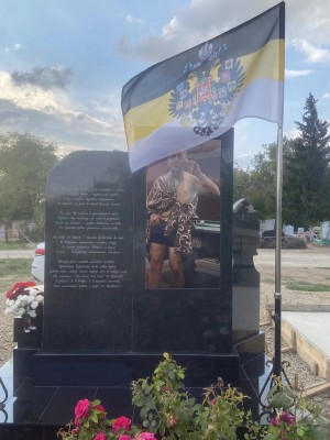 Памятник военному двойной со сколом и фотокерамикой — ritualum.ru